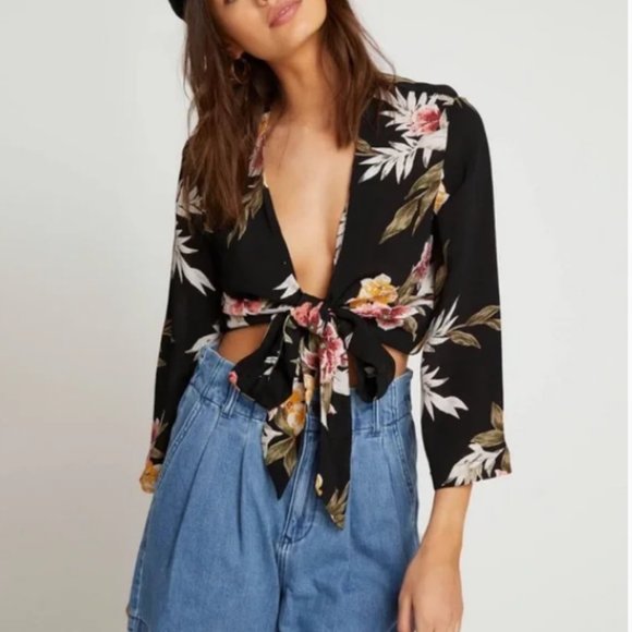 3for$20✨ EUC 🔥 - Volcom Black Hawaiian Front Tie Top - 12 - Picture 3 of 5